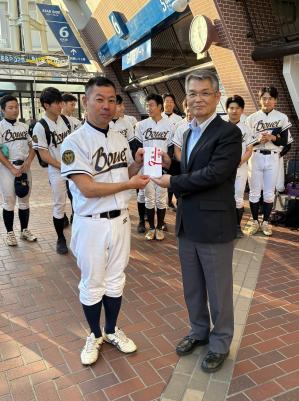 宮里顧問へ支援費贈呈.jpg