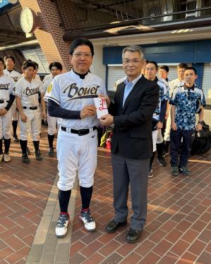 田中監督へ支援費贈呈.jpg