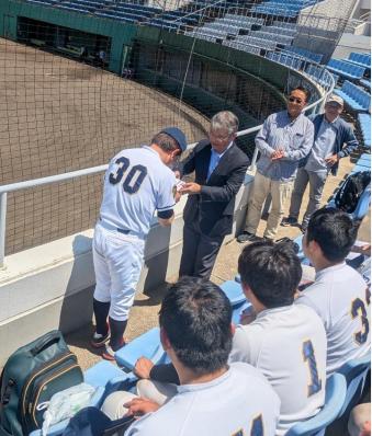 会長から監督に支援費を贈呈.jpg