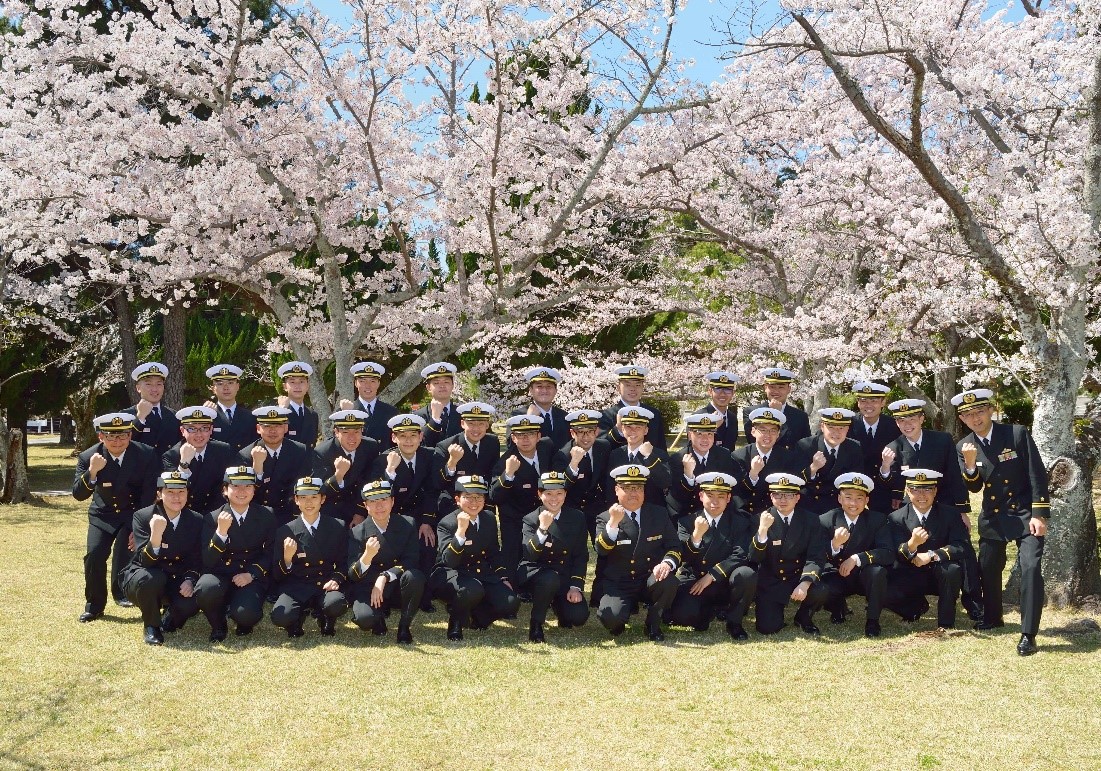 ★江田島の桜の下に集う同期