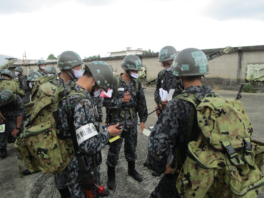 ★徒歩行進訓練において中隊長として指揮を執る様子（筆者：写真中央）