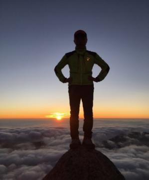 ★燕岳頂上で迎える日の出