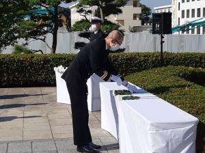 ★学校職員（43期生）による献花