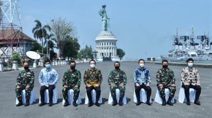 ★通訳支援した会員も一緒に記念撮影（中央左が、在インドネシア日本国大使、右が第２艦隊司令官）