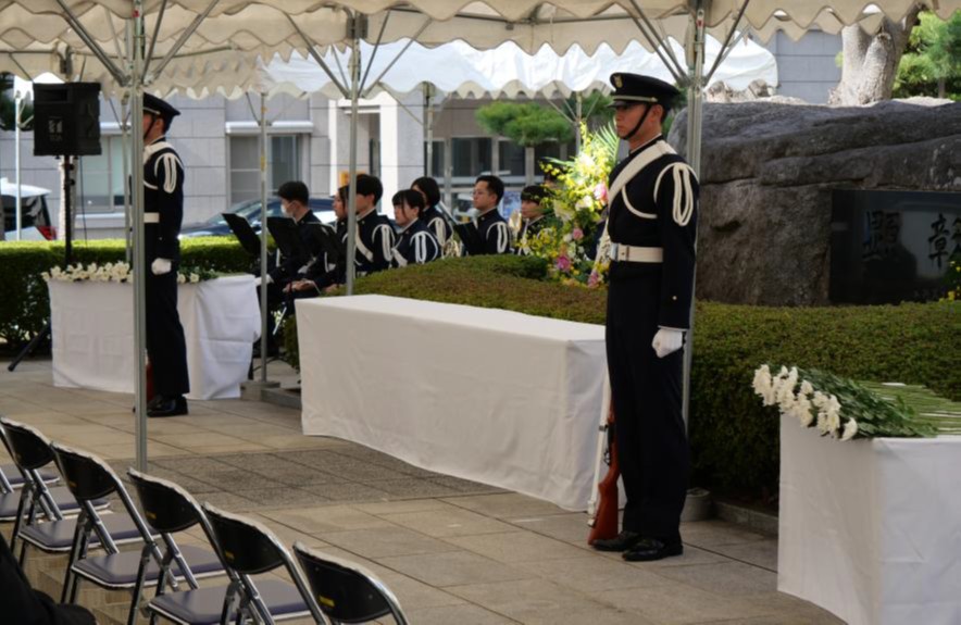 ★同窓会費による顕彰碑供花